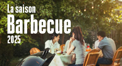 En premier plan un barbecue, en second plan un groupe de personne à table.